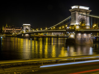 Obraz premium Chain Bridge by night over the Danube River. In Budapest, Hungary