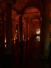 Fototapeta premium Wnętrze Cysterny Bazyliki oświetlone pomarańczowymi światłami.