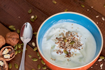 Tazón  con yogur de semillas y nueces