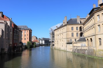 Obraz na płótnie Canvas La rivière Moselle dans la ville de Metz - Département de la Moselle - Région Lorraine - France