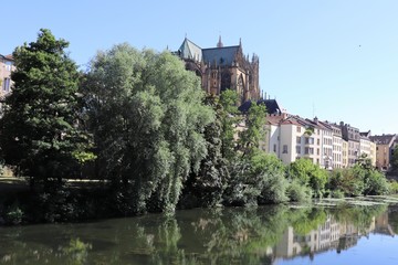 Fototapeta premium La rivière Moselle dans la ville de Metz - Département de la Moselle - Région Lorraine - France