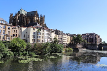 Fototapeta na wymiar La rivière Moselle dans la ville de Metz - Département de la Moselle - Région Lorraine - France