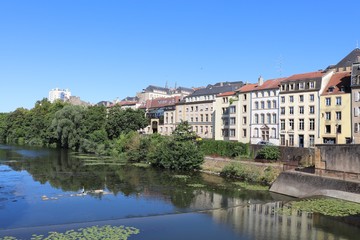 Fototapeta na wymiar La rivière Moselle dans la ville de Metz - Département de la Moselle - Région Lorraine - France