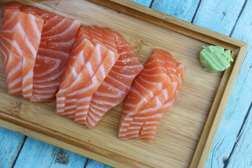 Sashimi au saumon et wasabi sur un plateau