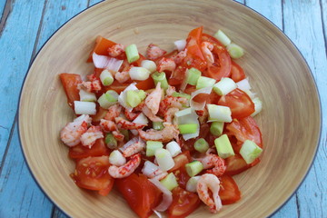Salade tomates, oignons, écrevisses