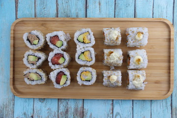 Maki california roll sur un plateau