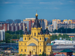 Obraz premium NIZHNY NOGVOROD, Rosja - 28 maja 2018: Widok z lotu ptaka katedry Aleksandra Newskiego.