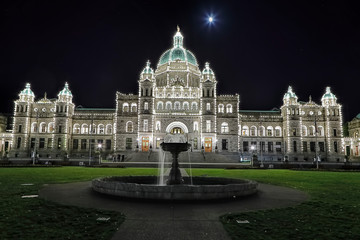 Obraz premium Fountain in front of parliament building.