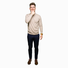 Naklejka premium Young handsome business man wearing glasses looking confident at the camera with smile with crossed arms and hand raised on chin. Thinking positive.