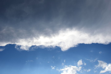 Naklejka na ściany i meble Dunkle Wolkendecke über blauen Himmel