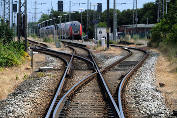 Fototapeta premium Eingleisige Ausfahrt aus dem Bahnhof von Norddeich zum Bahnhof Norddeich Mole - Stockfoto