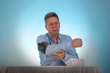 Ein Mann bei der Blutdruckmessung