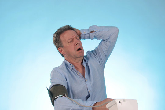 Ein Mann spürt Schlaganfall und Blutdruck mit Kopfschmerzen