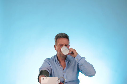 Ein Mann mit hohem Blutdruck trinkt trotzdem Kaffee