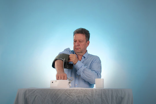 Mann beim Blutdruck messen