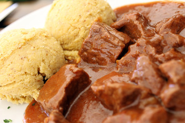 gulash di carne con polenta