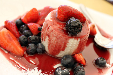tortino di ricotta con frutti di bosco e fragole