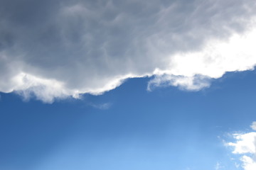 Regenwolken vor blauen Himmel