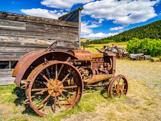 Obraz premium Rusty antique tractor