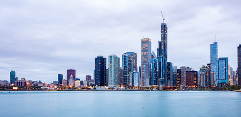 Naklejka premium Panoramiczny widok na wieżowce w Chicago z zachmurzonym niebem wieczorem