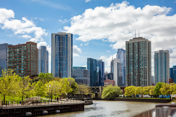 Naklejka premium Chicago city skyscrapers on the river canal, blue sky background