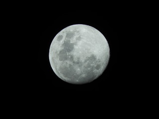 Luna llena. Cráteres lunares. Macro nocturna con teleobjetivo