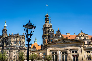 Fototapeta na wymiar Residenzschloss und Hofkirche in Dresden
