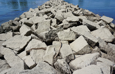 Große Steine als Flussübergang