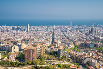 Fototapeta premium Barcelona, Hiszpania - kwiecień 2019: Widok na Barcelonę i linię brzegową wiosną z bunkrów w dzielnicy Carmel. Niewiele budynków wyróżnia się jak sagrada familia i wieża Agbar
