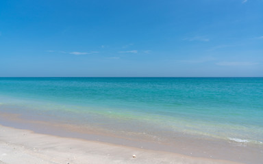 Fototapeta na wymiar Clean Blue Water on Florida Beach