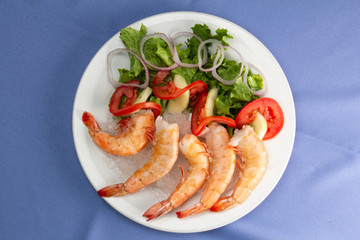 Shrimp and salad. / Camarón y ensalada