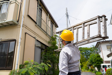 建物　屋根　点検　作業員　脚立