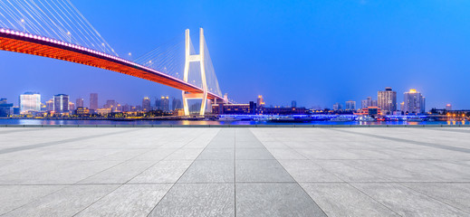 Shanghai Nanpu-brug en leeg vierkant vloerlandschap bij nacht, China 