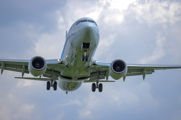 着陸する航空機