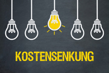 Kostensenkung / Tafel mit Glühbirnen