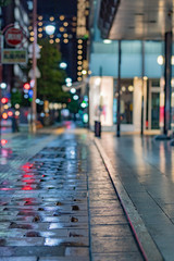 夜の雨の歩道