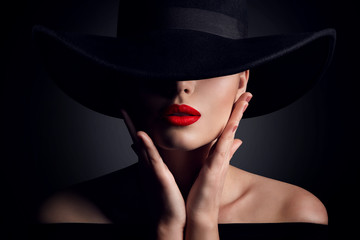 Vrouw hoed en lippen, elegante mannequin Retro schoonheid portret in zwart