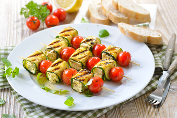 Vegetarisch grillen: Bunte marinierte Feta-Spieße mit Zucchini, Kirschtomaten  und Kräutern - Grilled marinated feta skewers with Greek cheese, courgette, cherry tomatoes and herbs