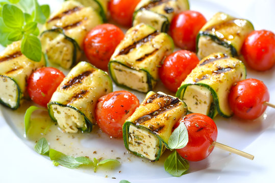 Vegetarisch grillen: Bunte marinierte Feta-Spie&szlig;e mit Zucchini, Kirschtomaten  und Kr&auml;utern - Grilled marinated feta skewers with Greek cheese, courgette, cherry tomatoes and herbs