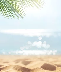Fototapeten Sand mit verschwommenem Palmen- und tropischem Strand-Bokeh-Hintergrund, Sommerferien und Reisekonzept. Platz kopieren. © oatawa
