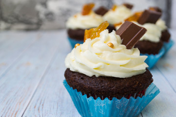 Chocolate cupcakes with vanilla butter frosting and golden crumbs, chocolate, and lemon. There is a memo for the text.