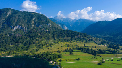 paysage aérien de Slovénie, montagne et lac de bohinj