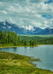 Fototapeta na wymiar Mountain Altai , Ulagansky lake