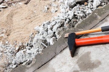 Obraz premium Hammer und Meißel auf der Betonplatte