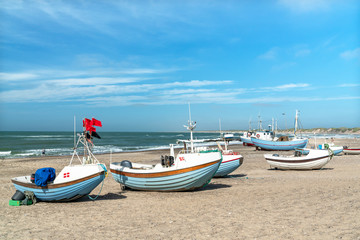 Obraz premium Trawler rybacki na plaży Nørre Vorupør, Morze Północne, Thy, Jutlandia, Dania