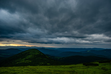 Obraz premium Evening in cloudy weather in the mountains