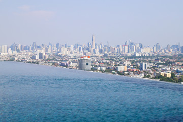 Naklejka premium Modern swimming pool on the high floor of tall building with city background. 