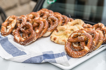 Bayerische Laugenbrezeln mit Butter angerichtet auf Baumwolltücher, Deutschland