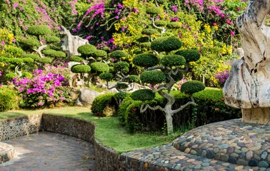 Rolgordijnen Luxe landschapsontwerp van de tropische tuin. Prachtig uitzicht op tropisch landschap © romaset