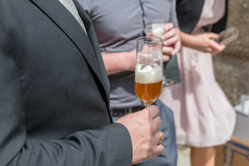 Ein frisch vermählter Ehemann und sein Trauzeuge trinken ein Glas Bier, Deutschland